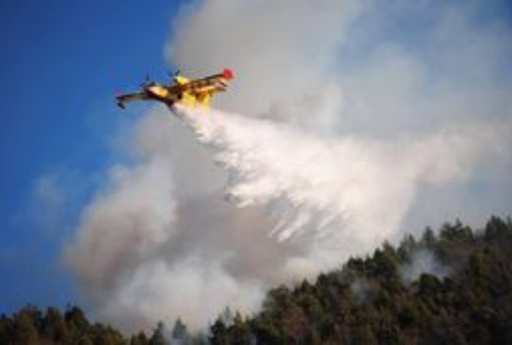 Incendi, Canadair in volo in Val Vigezzo