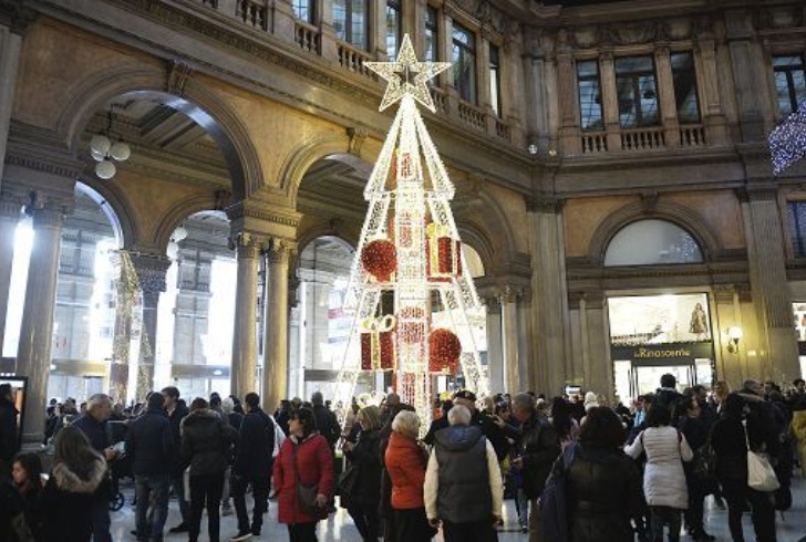 Albero rosso e oro per il Natale alla Galleria Alberto Sordi