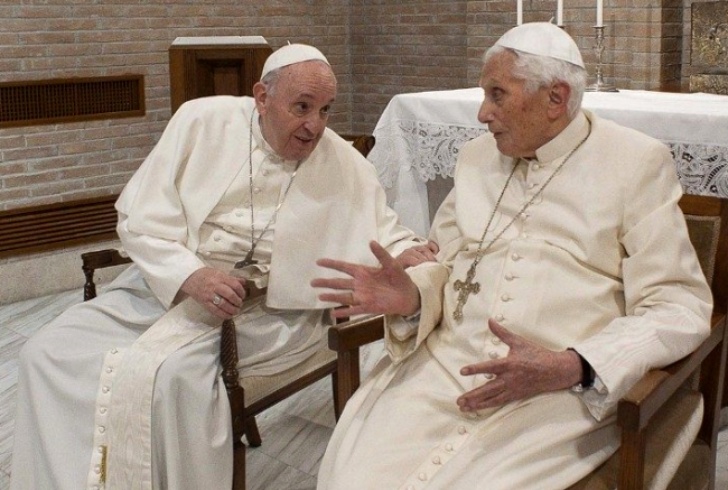Papi a confronto: Francesco e Benedetto XVI