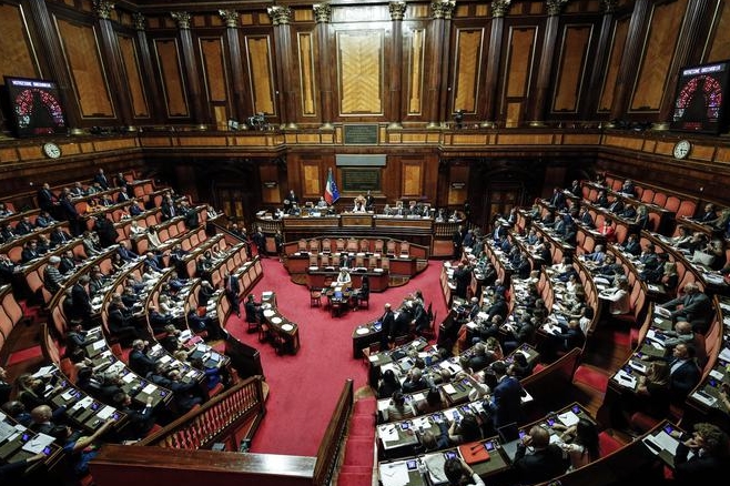La 'riforma Fraccaro' sta per diventare legge, ma è una truffa: dimezza i parlamentari e la rappresentanza