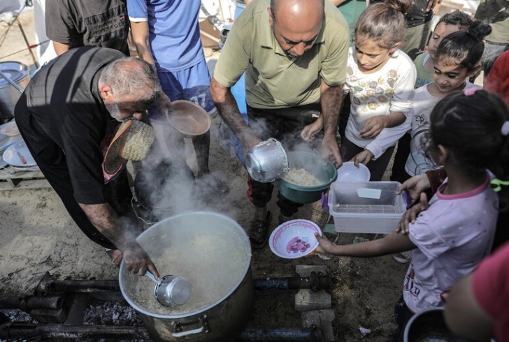 Distribuzione di cibo e acqua a Gaza (Ansa)